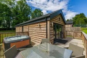 Squirrel Lodge 42 with Hot Tub - Creebridge