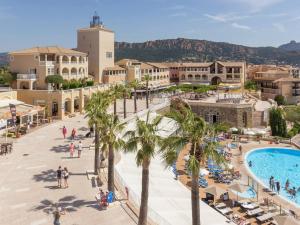 2 pièces en rez-de-jardin avec vue mer, piscine et parking à Saint-Raphaël - FR-1-504-567