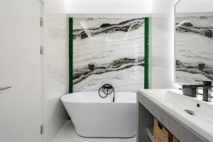 Jungle Escape - Luxe 1-BR Haven in Bucharest