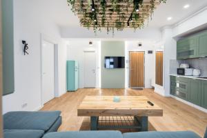 Jungle Escape - Luxe 1-BR Haven in Bucharest