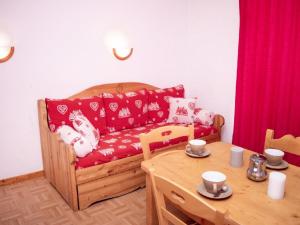 Appartements Studio cosy pour 4 avec balcon et cuisine equipee a Puy-Saint-Vincent - FR-1-504-303 : photos des chambres