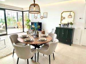 Luxury 3 Bedroom Apartment 300m from the Beach