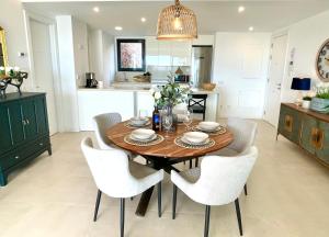 Luxury 3 Bedroom Apartment 300m from the Beach