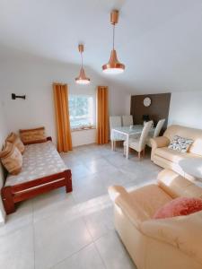 Apartament nad jeziorem, Kamień.