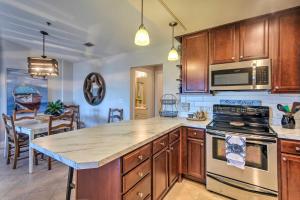 3rd-Floor Riverfront Condo Walk to Downtown Eats!