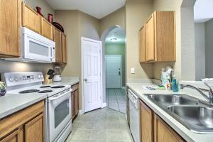 Resort Condo in Kissimmee about 3 Mi to Disney!