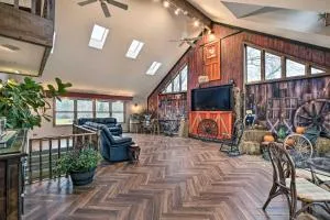 Pet-Friendly Bartlett Farmhouse with Deck! - إلجين