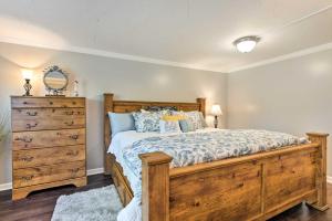 11 Mi to Denver Zoo Lakewood Studio with Fire Pit!