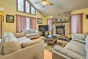 Hot Tub and Deck Pet-Friendly Poconos Getaway! - Newton