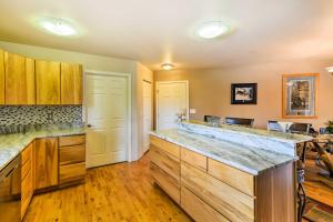 Hillside Anchorage Home by Hiking and Biking Trails!