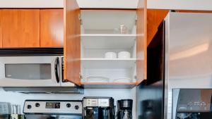 Warm and Tailored 1BR w Pool Hot tub GYM Parking