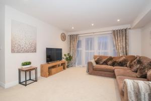 Stunning 2-Bed Apartment in Stevenage, Sleeps 5 with free Private Parking
