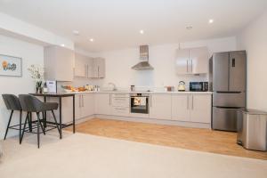 Stunning 2-Bed Apartment in Stevenage, Sleeps 5 with free Private Parking