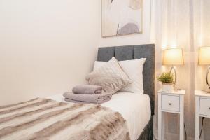 Stunning 2-Bed Apartment in Stevenage, Sleeps 5 with free Private Parking