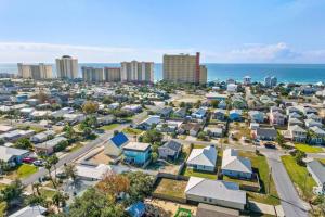 Fanta Sea - Private Seasonal Hot Tub, Game Room, Walk to Beach, Pets OK, & More!