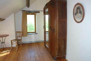 Appartements Lovely rural and quiet farmhouse with natural swimming lake : photos des chambres