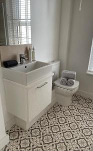 Seaview flat with balcony, spacious 2 bedroom