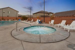 Ladera Resort 415 Brand New with a Private Yard, BBQ Grill, and resort Pool & Spa