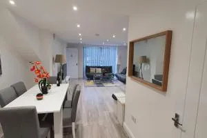 Daisy Lodge - Spacious Two Bed Flat - Parking, Netflix, WIFI - Close to Blenheim Palace & Oxford - F1 - 基德灵顿