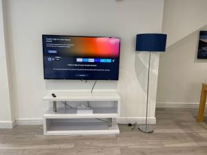 Maisy Lodge - Two Bed Lux Flat - Parking, Netflix, WIFI - Close to Blenheim Palace & Oxford - F2
