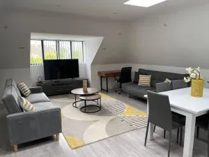 Orchid Lodge - Two Bed Generous Flat - Parking, Netflix, WIFI - Close to Blenheim Palace & Oxford - F4 - 基德灵顿