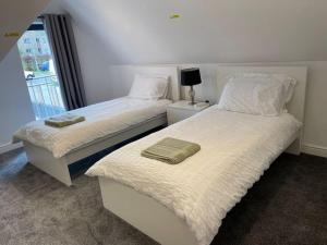 Orchid Lodge - Two Bed Generous Flat - Parking, Netflix, WIFI - Close to Blenheim Palace & Oxford - F4