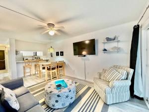 Lovely 2 bedroom condo with ocean view 304- 3rd Floor No Elevator