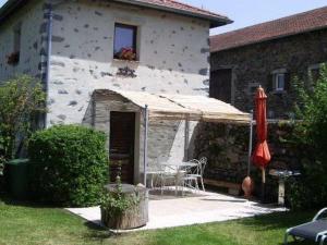 Ancien pigeonnier restauré avec terrasse, terrain clos et équipements bébé à Sarlanges, Retournac - FR-1-582-167