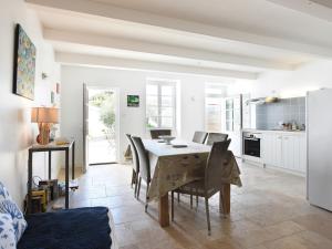 Maisons de vacances Maison Ars-en-Re, 5 pieces, 9 personnes - FR-1-258-83 : photos des chambres