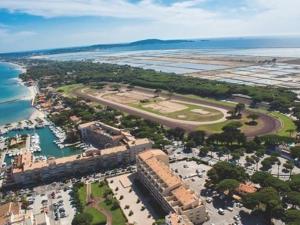 Appartement 1er étage avec parking, proche plage et commerces, Hyères - FR-1-335-165