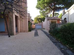 Appartement Hyères : 2 pièces, jardin privé, proche plage et port, WIFI, parking - FR-1-335-161