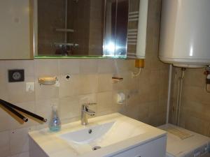 Studio Cabine à Hyères : piscine, proche port, plages et aéroport, parking inclus - FR-1-335-171