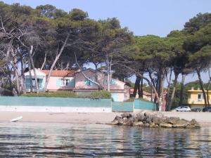 Studio Cabine à Hyères : piscine, proche port, plages et aéroport, parking inclus - FR-1-335-171