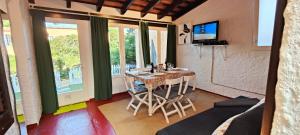 CASA CON JARDÍN A 35 METROS DE LA PLAYA. BR.