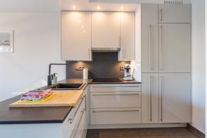 Modern app 6p met topligging - aan strand & haven