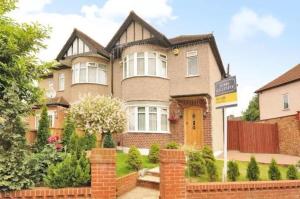TJ Homes - One double bed room with garden view - Next to tube station