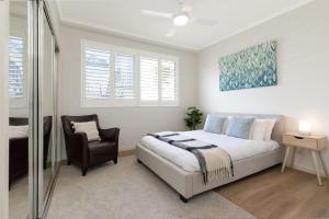 City oasis - 3 BR apt. on Maroochy river, pool, AC