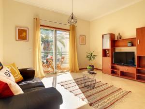 Theos Apartment by LovelyStay