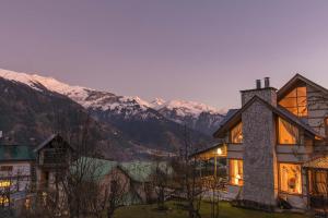 StayVista at Jodhpur House - 3 BR Pet friendly Villa amidst Apple, Pear and Cherry Orchards in Manali