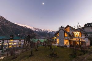 StayVista at Jodhpur House - 3 BR Pet friendly Cozy villa in Manali - Vily, Manāli
