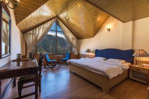 StayVista at Jodhpur House - 3 BR Pet friendly Villa amidst Apple, Pear and Cherry Orchards in Manali