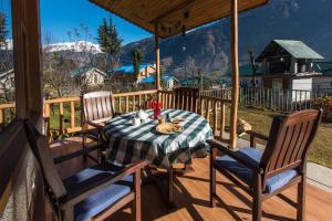 StayVista at Jodhpur House - 3 BR Pet friendly Villa amidst Apple, Pear and Cherry Orchards in Manali