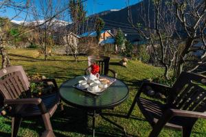 StayVista at Jodhpur House - 3 BR Pet friendly Villa amidst Apple, Pear and Cherry Orchards in Manali