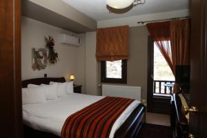 Standard Double Room with Lake and Village View