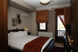 Standard Double Room with Lake and Village View