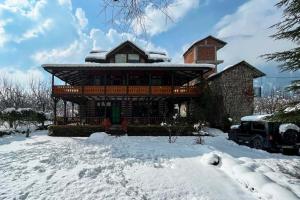 StayVista at The Kathguni House in Manali With Private Lawn