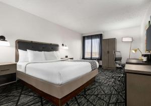 Deluxe King Suite - Non-Smoking room in La Quinta by Wyndham Cleveland Airport West