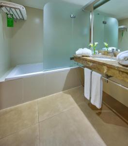 Superior Twin Room with Sea View room in Four Views Oasis