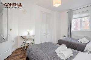 CONEN Chafford Three Apartment