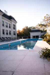 Apart France - Un dormitorio con gim, piscina y estacionamiento